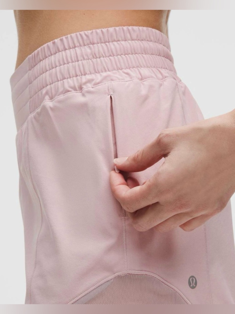 Lululemon Hotty Hot High-Rise Lined Short 4"
Pink Haze Size 4